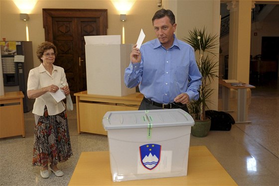 Slovinský premiér Borut Pahor pi referendu o eení hraniního sporu s Chorvatskem (6. kvtna 2010)