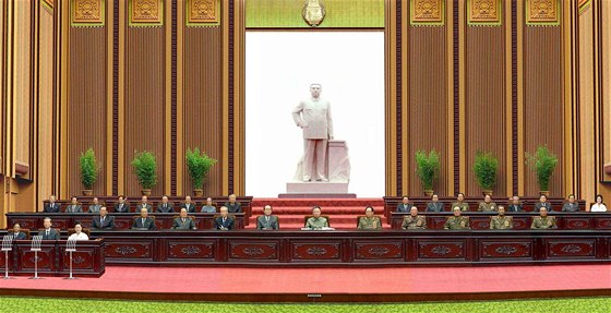 Vdce KLDR Kim ong-il pi zasedání parlamentu (7. kvtna 2010)
