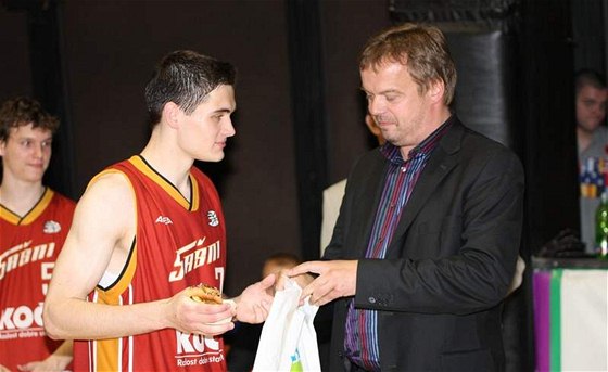 Jan vejda ze Sr Sokol Písek pebírá cenu pro nejlepího stelce Final Four extraligy do 18 let od reprezentaního trenéra Jana Ulrycha.