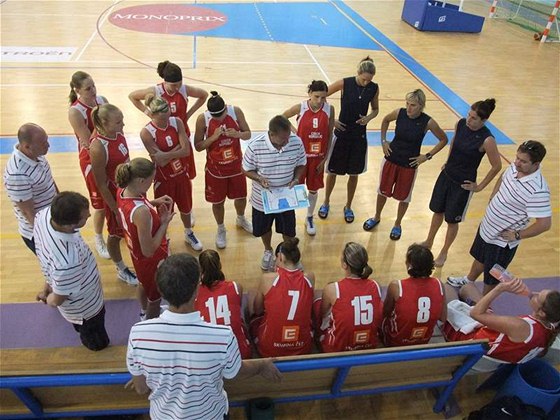 Trenér eských basketbalistek Lubor Blaek se svými svenkynmi bhem pípravného duelu s Tuniskem