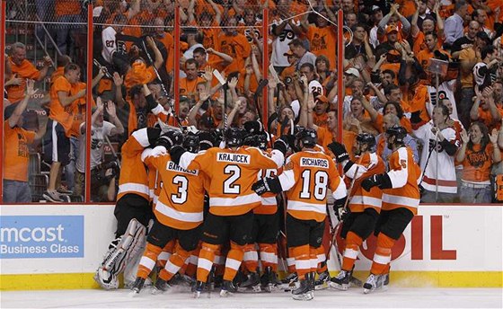 Hokejisté Philadelphie Flyers slaví výhru ve tetím finále Stanley Cupu nad Chicagem Blackhawks.