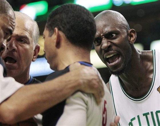 Kevin Garnett z Bostonu Celtics spílá rozhodím v duelu s LA Lakers