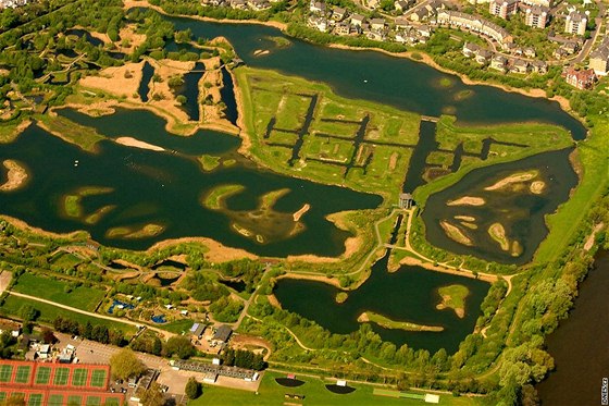 Unikátní rezervace vodního ptactva London Wetland Centre pi pohledu z ptaí perspektivy.