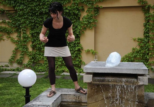 Studentka Ateliéru socha�ství Kurta Gebauera Markéta Jáchimová (na snímku) na vernisá�i s bustou prezidenta Václava Klause z ledu (8. 6. 2010)