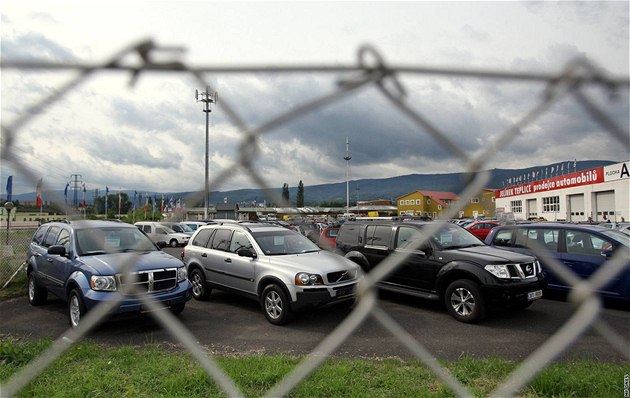 Na nová auta firmy čekat nemohou, začaly proto kupovat ojetiny