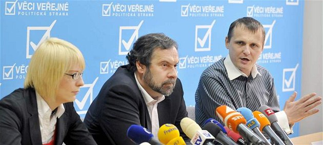 Osud nové vlády Petra Ne�ase te� mají v rukou vé�ka�i, registrovaní p�íznivci V�cí ve�ejných