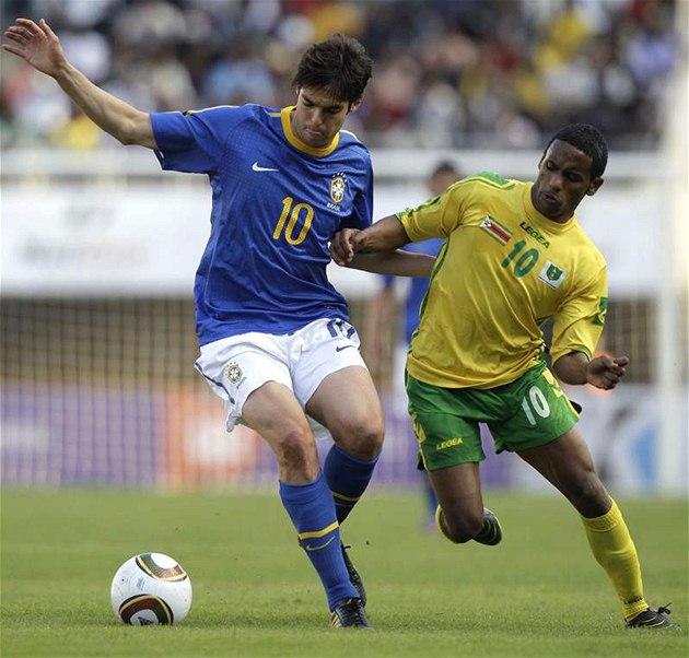 Brazilec Kaká (vlevo) a Knowledge Muso ze Zimbabwe v souboji dvou desítek. 