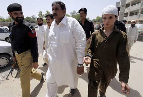 Pkistnsk policie zaktla Malika Muhammada Ikbala a Raniho (vpravo) na dajn homosexuln svatb (2. ervna 2010)
