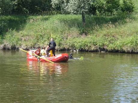 Mladíky pomáhali hledat v řece hasiči i policejní potápěč.