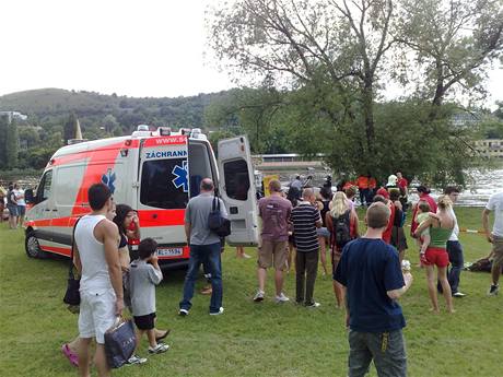 Zchranka ve lutch lznch, kde policie vythla z vody tlo asi 50 letho mue