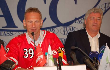 PODEPSNO. Dominik Haek (vlevo) na tiskov konferenci s trenrem Miloem hou