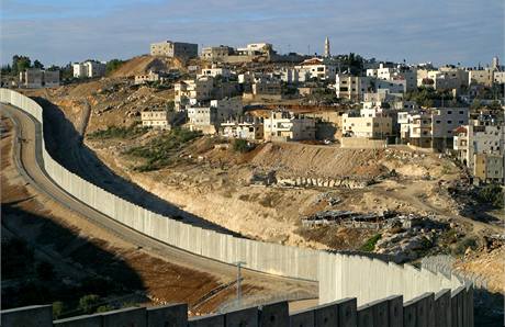 Ze oddlujc Izrael (vlevo) a Palestinu.