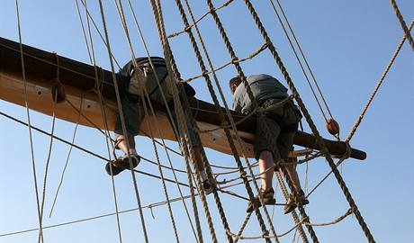V egyptskm doku ei stav repliku historick plachetnice z druh poloviny 18. stolet.