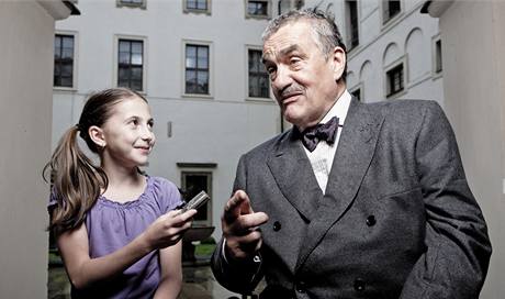 Karolna troufov (10 let) pi rozhovoru s pedsedou TOP09 Karlem Schwarzenbergem.