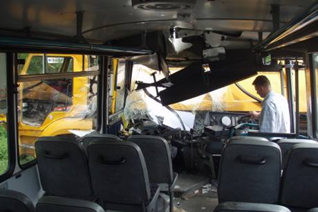 Nehoda autobusu a nkladnho auta v Paskov