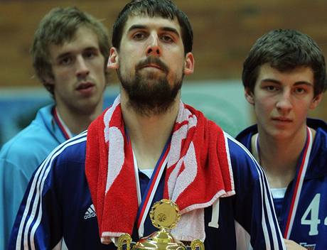 Prostjovsk basketbalista Jaroslav Pril s pohrem za druh msto v lize 2009/10.