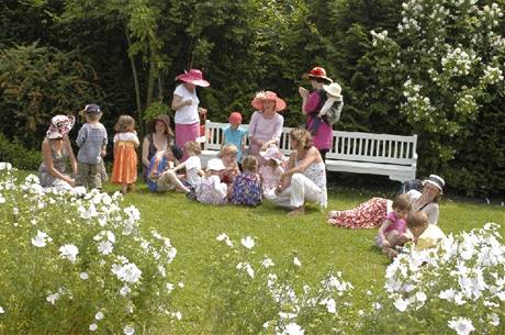 V bílé zahradě v Ostré si návštěvníci klidně mohou udělat piknik.