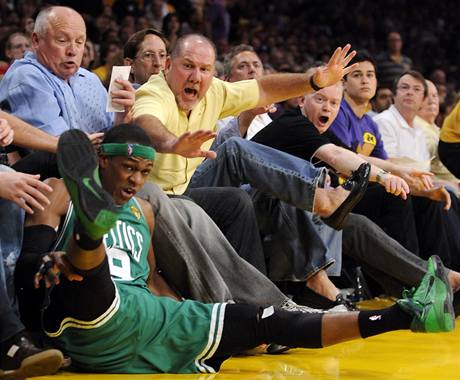 PD. Hr Bostonu Celtics Rajon Rondo se ocitl mezi divky.