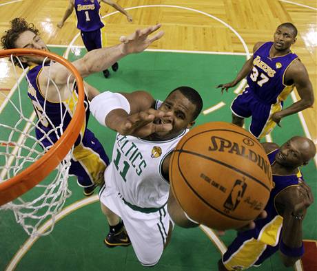 Glen Davis z Bostonu Celtics zakonuje pod koem Lakers.