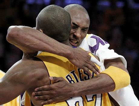 Kobe Bryant a Ron Artest z LA Lakers slav vhru v prvnm finle NBA proti Bostonu Celtics