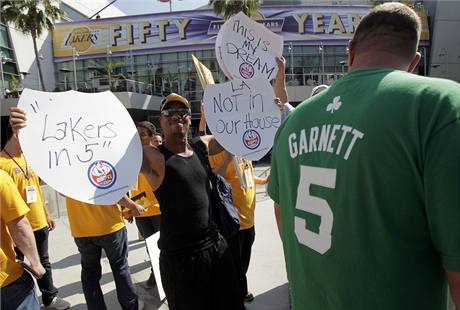 Osamocen fanouek Bostonu Celtics ped prvnm finle NBA proti LA Lakers