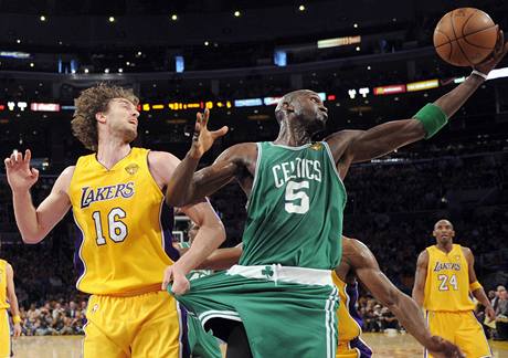 Kevin Garnett z Bostonu Celtics zskv m na doskoku ped Pauem Gasolem z LA Lakers