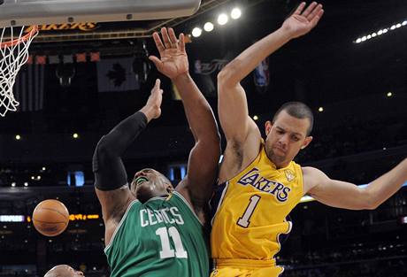 Jordan Farmar (ve lutm) z LA Lakers a Glen Davis z Bostonu Celtics v oboustrann nespnm boji o m