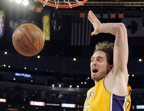 Pau Gasol z LA Lakers zasmeoval do koe Bostonu Celtics