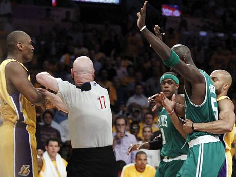 Rozhod roztrhv hork hlavy jmnem Ron Artest (vlevo) z LA Lakers a Kevin Garnett (druh zprava) z Bostonu Celtics