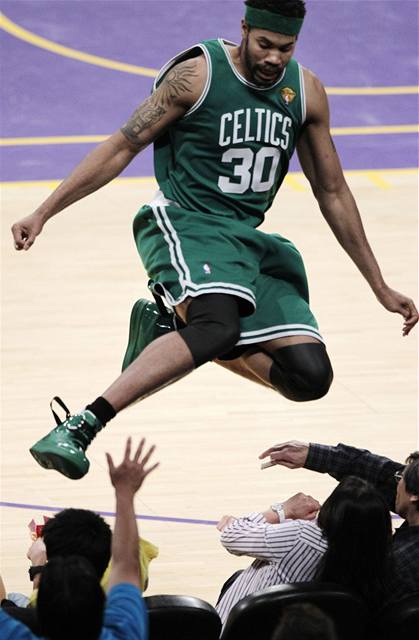 Rasheed Wallace z Bostonu Celtics se pokusil zachrnit m na palubovce, ale sm skonil mezi divky.