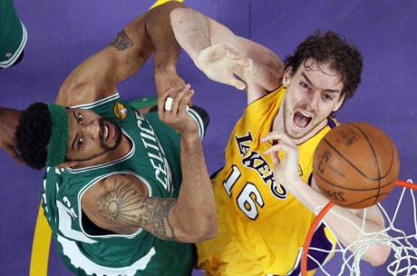 Rasheed Wallace (vlevo) z Bostonu Celtics a Pau Gasol z LA Lakers