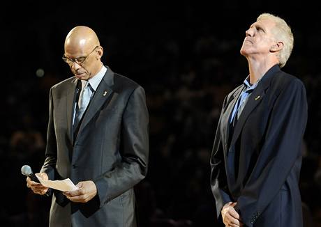 Basketbalov legendy Bill Walton (vpravo) a Kareem Abdul-Jabbar pi vzpomnce na bvalho koue univerzity UCLA Johna Woodena, kter zemel ve vku 99 let. Ceremonil probhl v rmci druhho finle NBA 