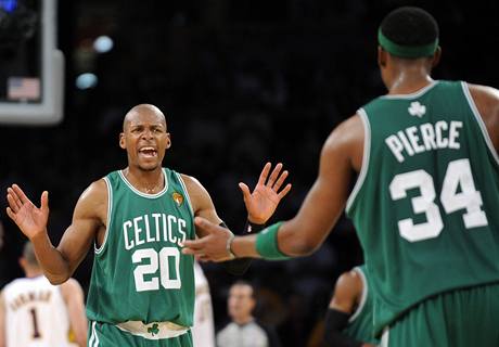 Ray Allen (vlevo) a Paul Pierce z Bostonu Celtics slav vtzstv nad LA Lakers