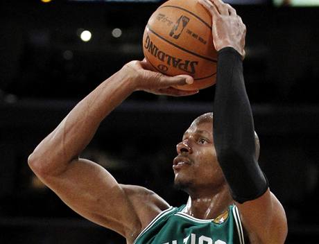 Ray Allen z Bostonu Celtics stl na ko LA Lakers