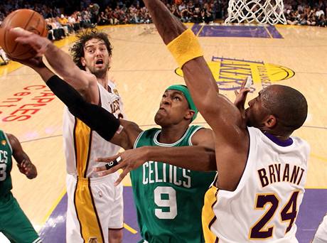 Rajon Rondo (v zelenm) z Bostonu Celtics je zblokovn Pauem Gasolem (vlevo) z LA Lakers. Brn ho i Kobe Bryant