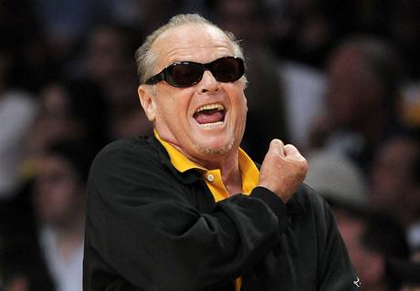 Herec Jack Nicholson v hlediti bhem druhho finle NBA. 