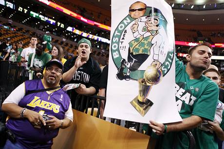 SOUBOJ FANOUK. Ti v zelenm fand Bostonu Celtics, fialov a lut pat k LA Lakers