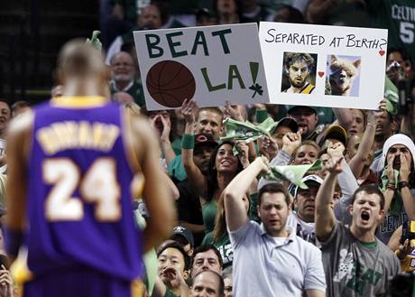 Kobe Bryant (vlevo) z LA Lakers a vhlasn bostont fanouci