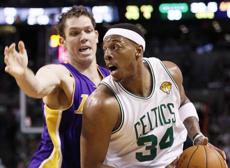 Luke Walton (vlevo) z LA Lakers brn Paula Pierce z Bostonu Celtics