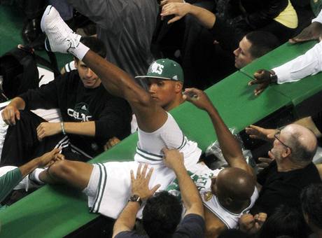 Ray Allen z Bostonu Celtics skonil mezi divky