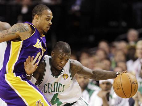 Nate Robinson (vpravo) z Bostonu Celtics obchz Shannona Browna z LA Lakers