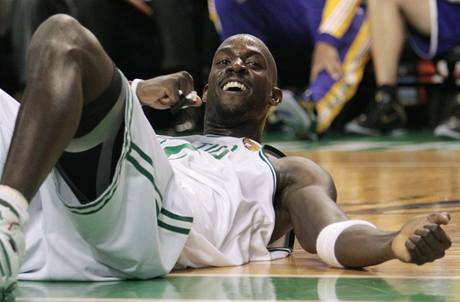 Kevin Garnett z Bostonu Celtics skonil faulovan v duelu s La Lakers