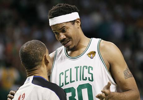 Udiven pohled Rasheeda Wallace z Bostonu Celtics na rozhodho Dana Crawforda