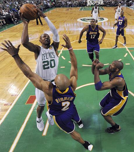 Ray Allen (vlevo) z Bostonu Celtics zakonuje pes Dereka Fishera z LA Lakers