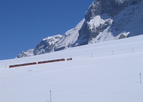 Vlak stoup pod Eigerem k tunelu na Jungfraujoch