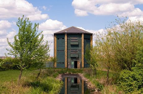 Tpodlan vyhldkov v - Peacock Tower je jedinou vy stavbu uvnit arelu London Wetland Centre.