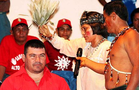 Amazonie, kandidt na starostu v La Esmerald Jsus Manosalva v rukou aman