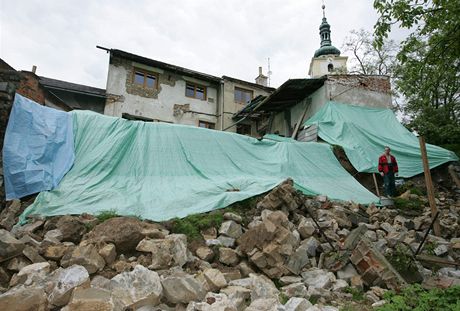 Kamenn ze nevydrela npor promen pdy a sesula se.