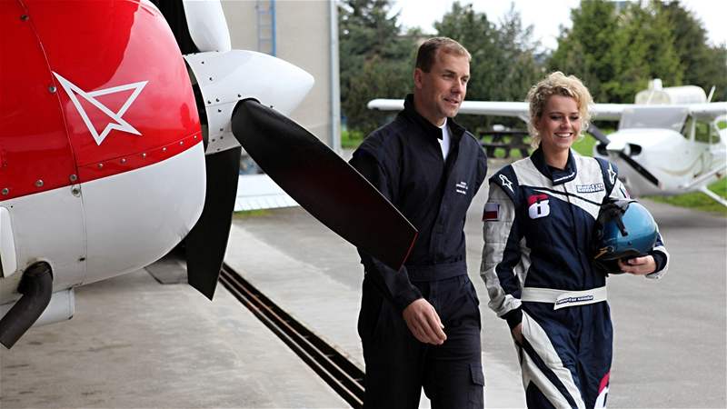eská Miss World 2010 Veronika Machová s akrobatickým pilotem Martinem onkou