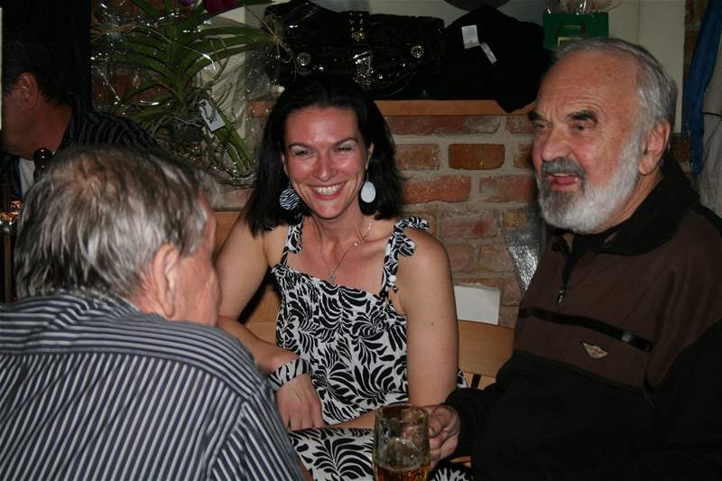 Karel íp s manelkou Ivou a Zdekem Svrákem na narozeninové party 